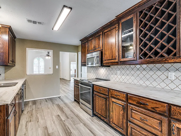 524 Raintree Cir — Photo 8