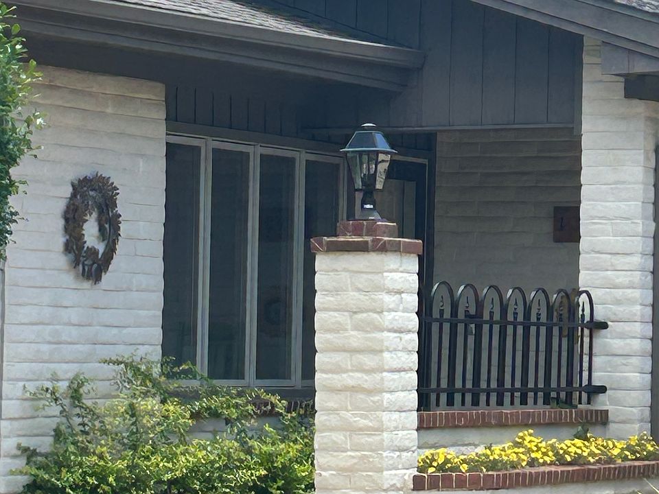 Private porch entrance no steps into entry