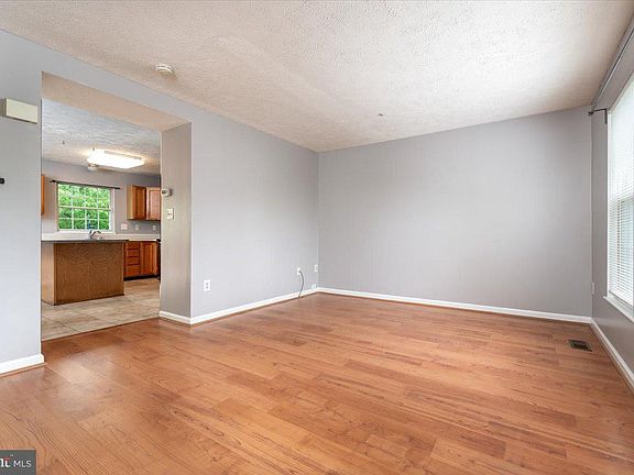 3rd image of 963 Chestnut Manor Ct