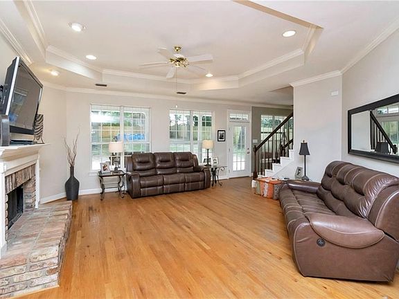 3rd image of 4140 Oakbriar Dr E