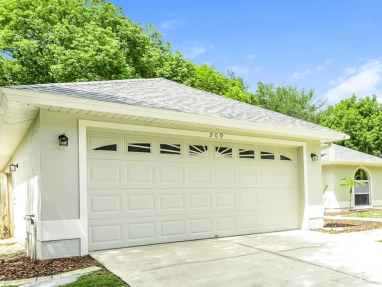909 Vassar Dr — Photo 3