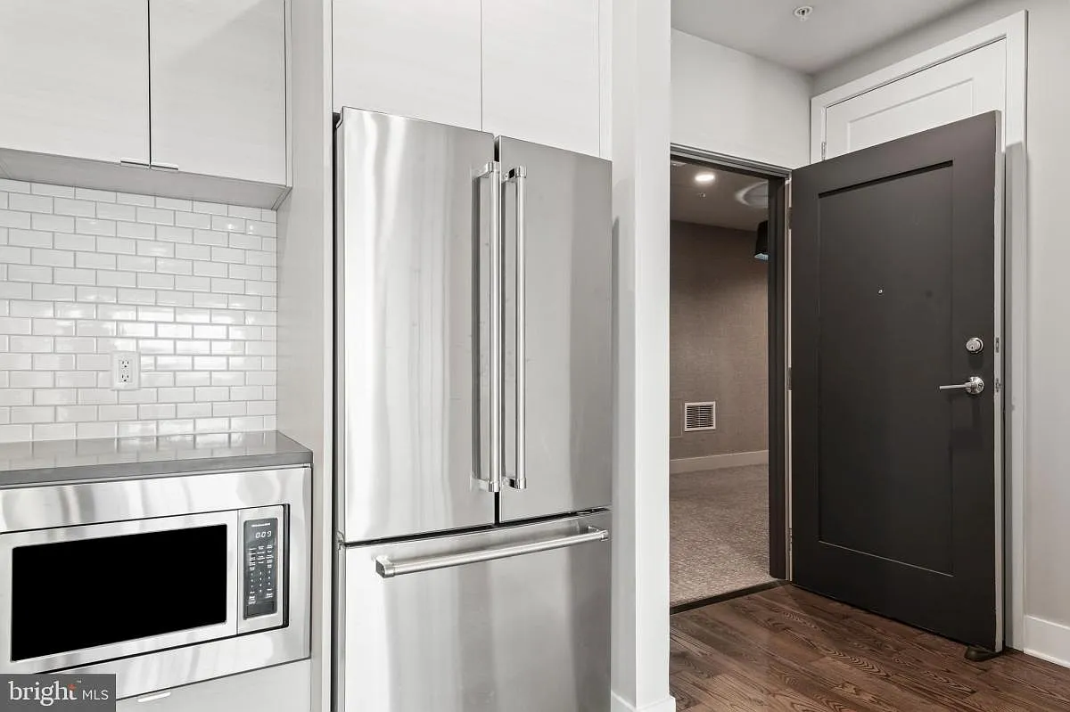 1 bed, 1.0 bath, 813 sqft, $1,950 — Photo 3