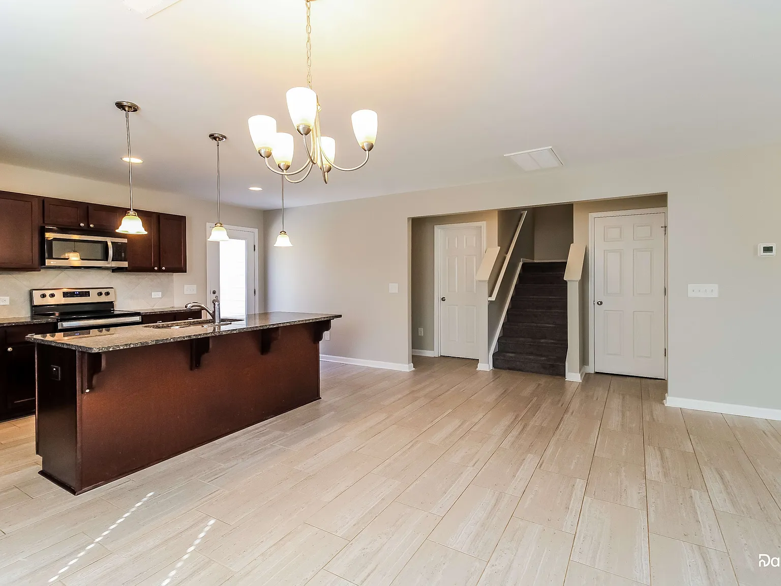 5 bed, 3.0 bath, 2021 sqft, $2,450 — Photo 4
