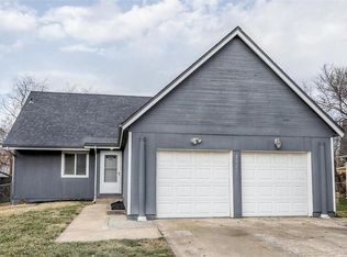 2220 E Taylor Dr, Olathe, KS 66062