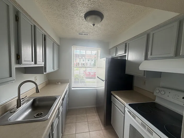 10 Christine Ct — Photo 5