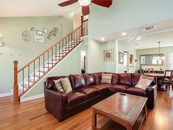4th image of 410 Rosemary Ln