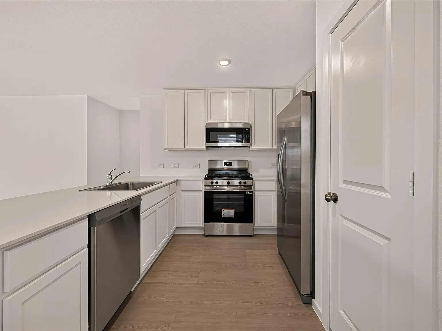 3 bed, 2.0 bath, 1311 sqft, $1,999 — Photo 3