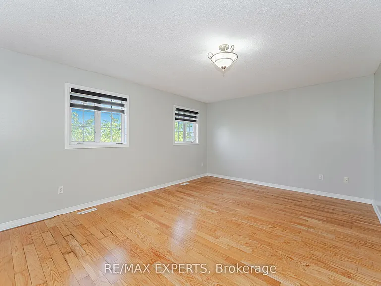 82 Twin Pines Cres — Photo 13