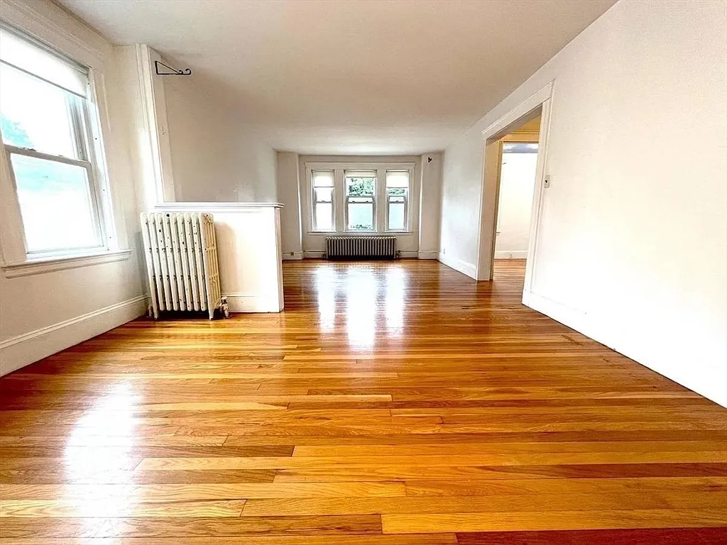 3 bed, 1.0 bath, 1150 sqft, $2,800 — Photo 3