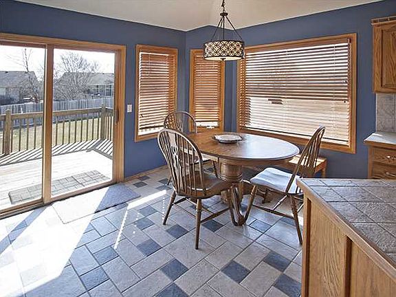 5th image of 612 N Worthington Pl