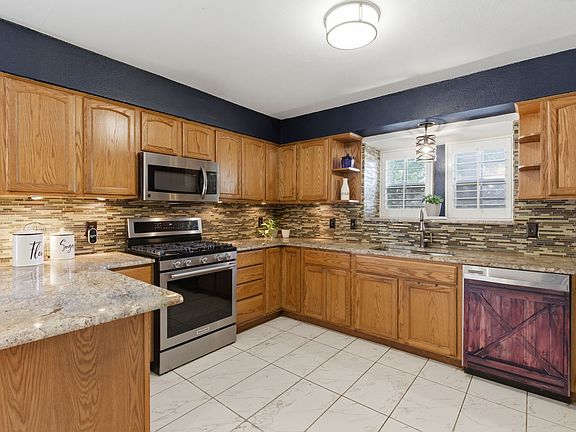 5th image of 1025 Hampshire Ln