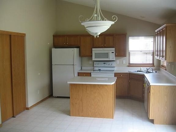 3rd image of 1524 Fox Trail Dr NE