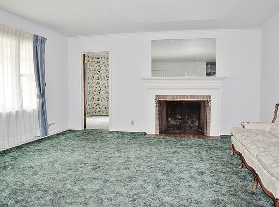 3rd image of 813 Woodlawn Dr