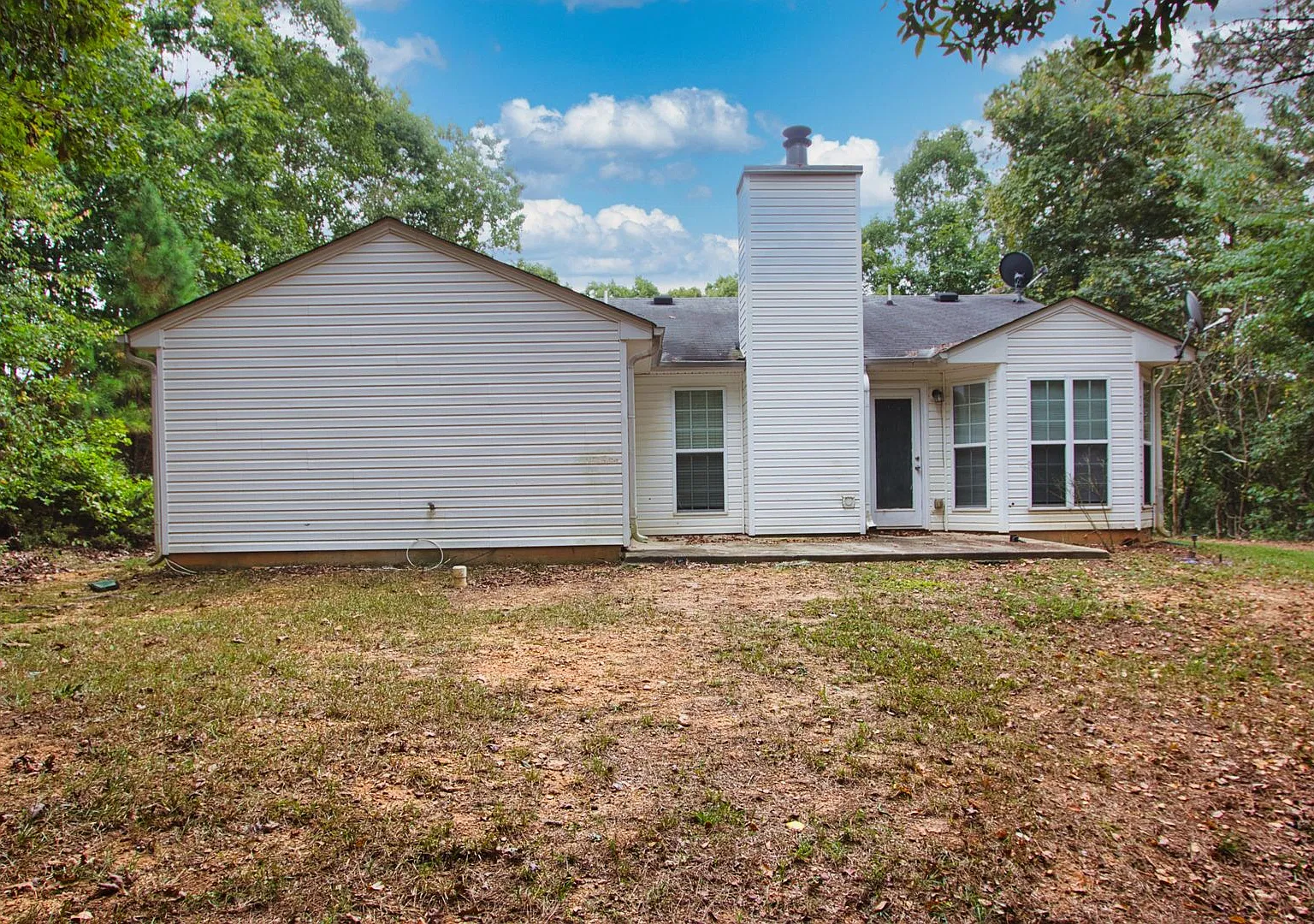 Available Now! 3 Bedroom 2 Bathroom Ranch — Photo 3