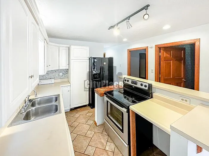 942 Fayette St — Photo 8