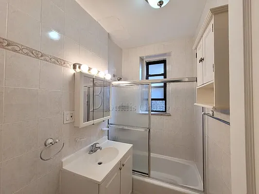 Rented by Bouklis Group | media 16