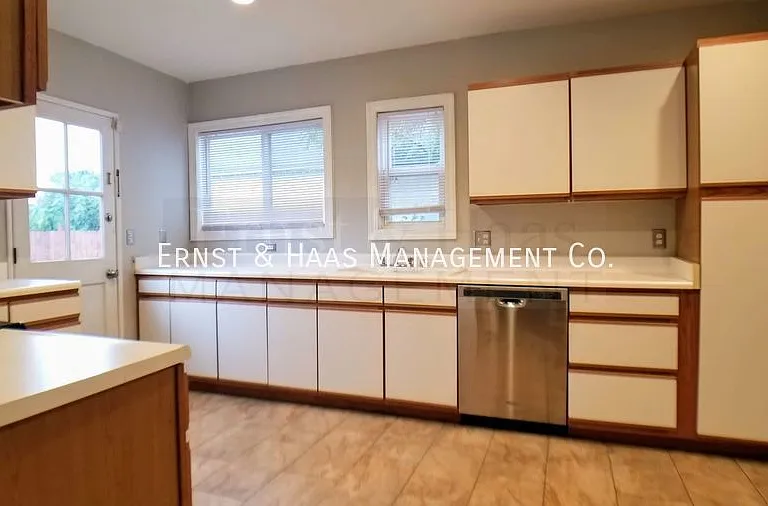 4224 Maury Ave — Photo 5
