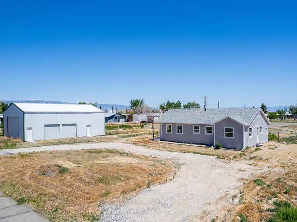 17 1st Ave W, Deaver, WY 82421