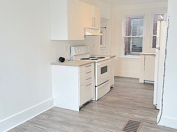 3rd image of 2822 Howard Ave