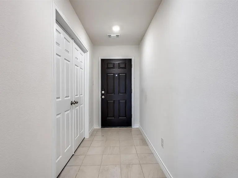 749 Windsor Dr — Photo 6
