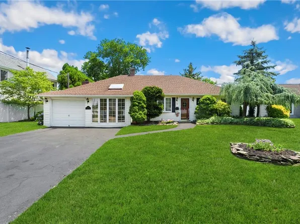 3 Perth Road, Massapequa, NY 11758