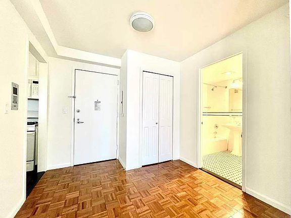 4th image of 325 W 43rd St #37E