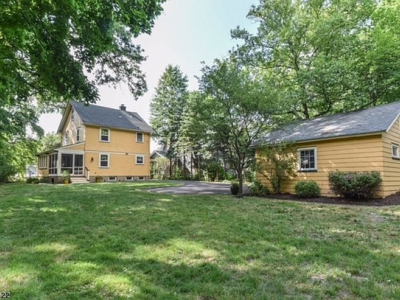 5th image of 17 Essex Ave