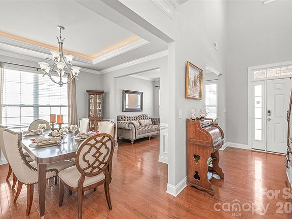 4th image of 2441 Chatham Dr