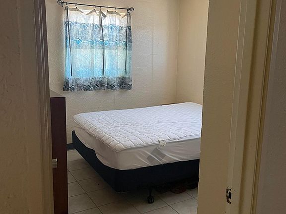 3rd image of 1032 Schofield Ln #B