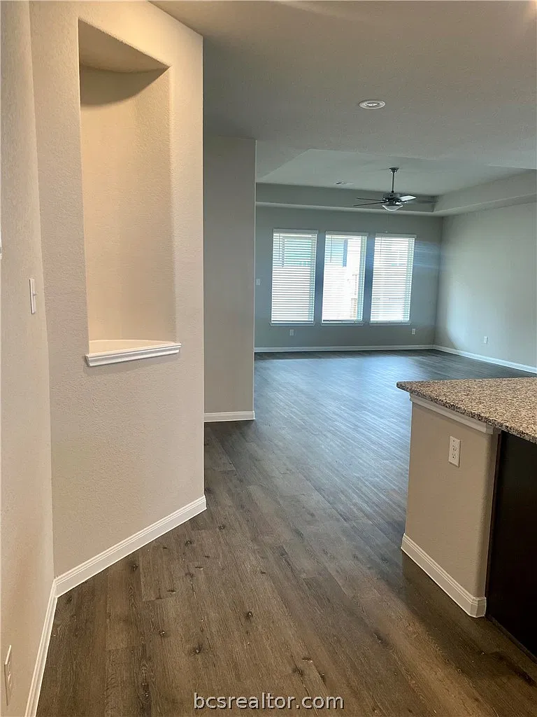 3 bed, 2059 sqft, $2,100 — Photo 4