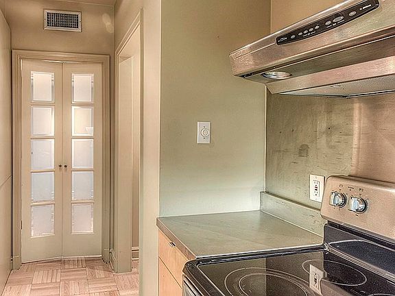 3rd image of 1400 Hermann Dr Unit 8C