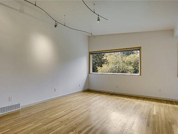 4th image of 327 157th Ave NE