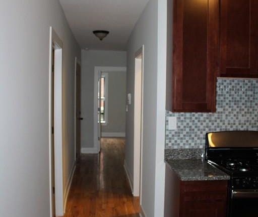 4th image of 639 W Oakdale Ave APT 3L