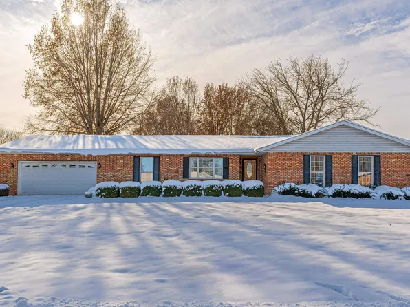 26 Illini Dr, Lincoln, IL 62656