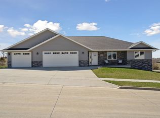 3480 Wagon Wheel Ln, Dubuque, IA 52002