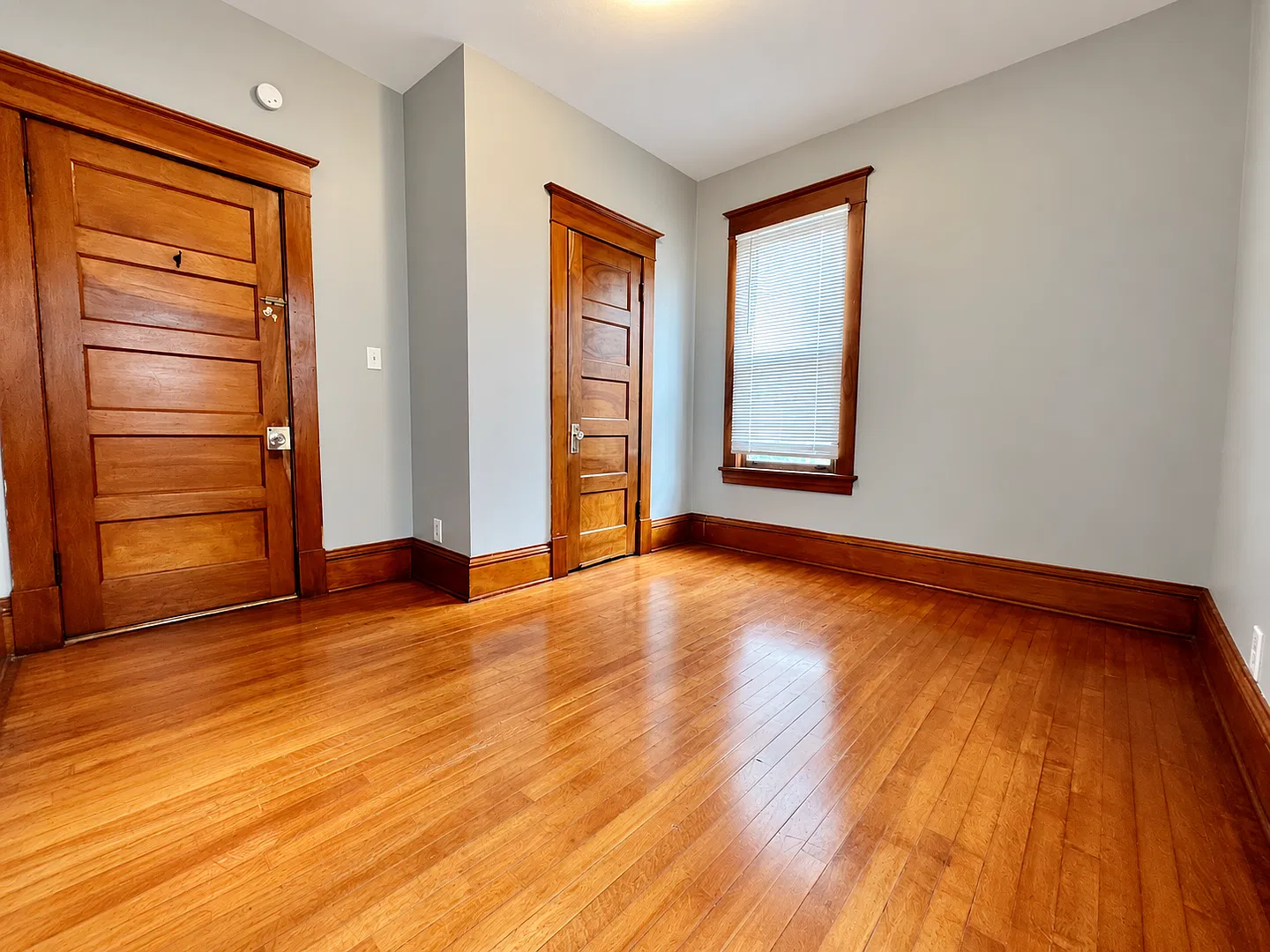 884 Margaret St E — Photo 2