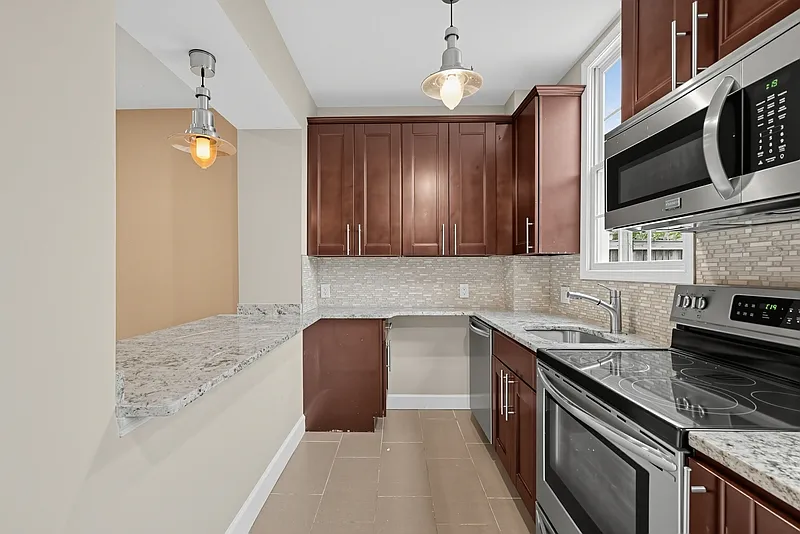 208 T St NE — Photo 1