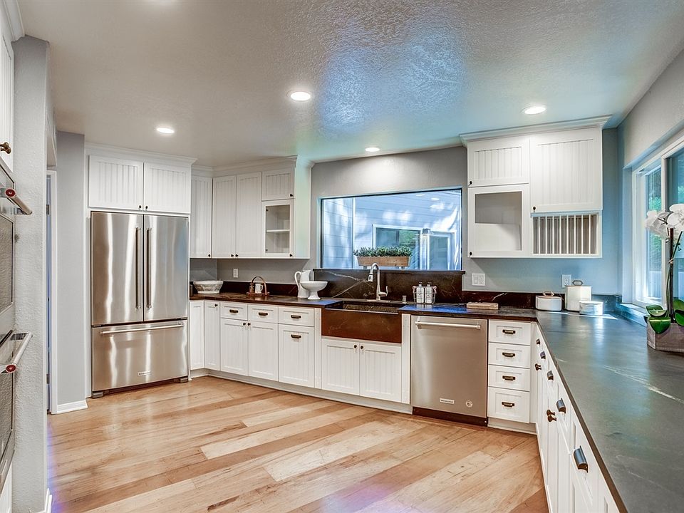 Kitchen to yard and laundry