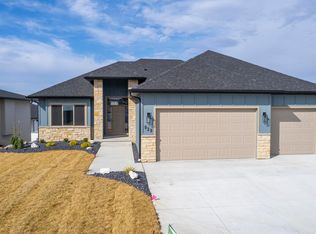 929 N 106th St, Lincoln, NE 68527