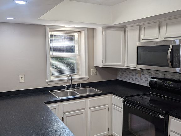 4th image of 472 Woodview Dr