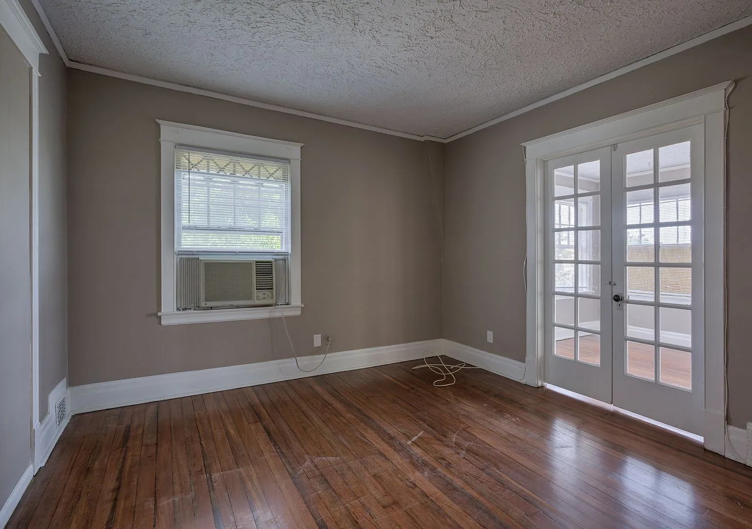 3405 Dewey Avenue — Photo 2