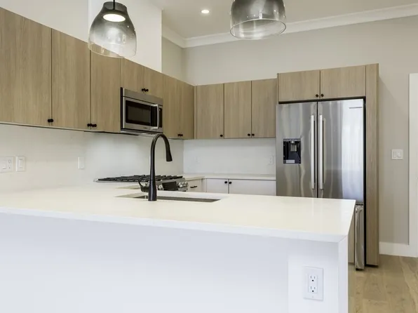 109 Prospect St #302, Somerville, MA 02143