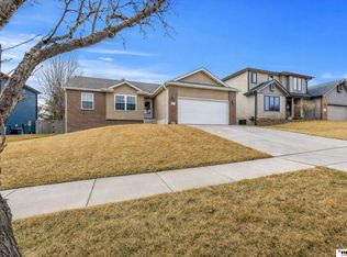 8931 Berg Dr, Lincoln, NE 68505