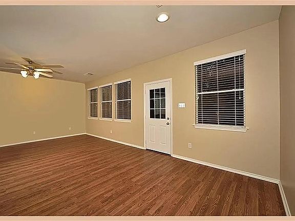 3rd image of 43 Blue Creek Pl