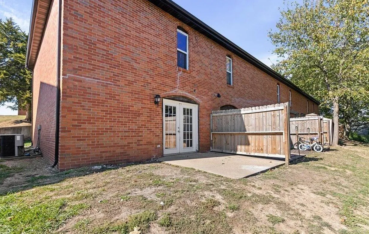 2 bed, 1.5 bath, 1122 sqft, $1,200 — Photo 4