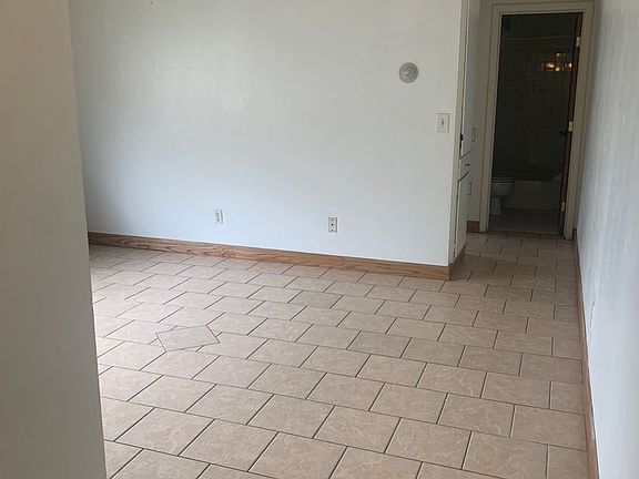 3rd image of 814 8th St SE #10