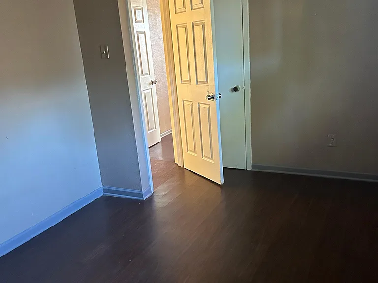 921 E Krueger Ln — Photo 12