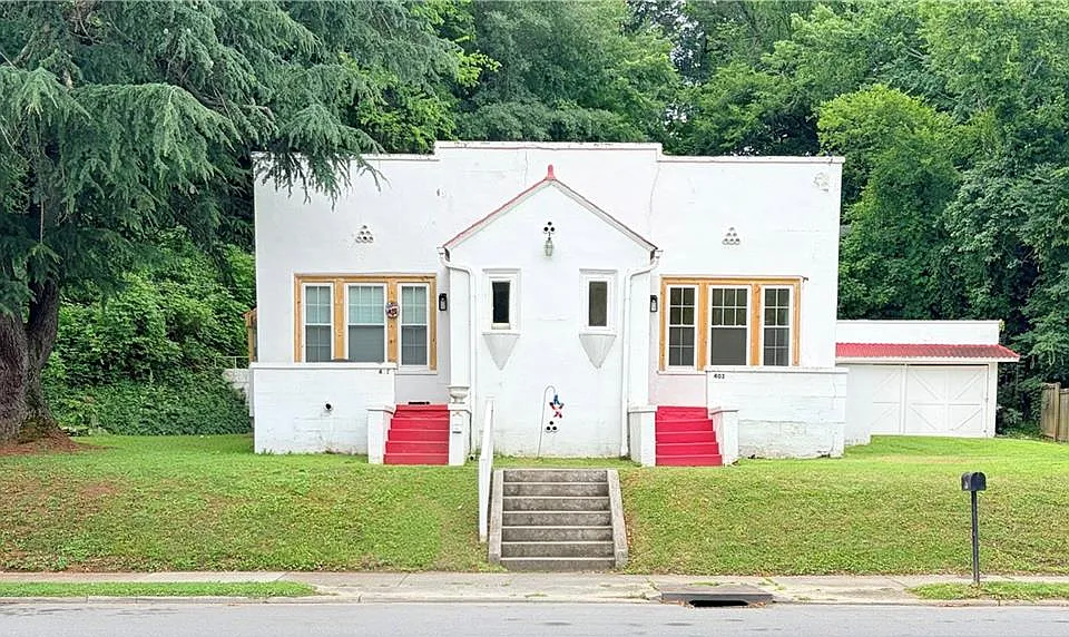 403 E Elm St