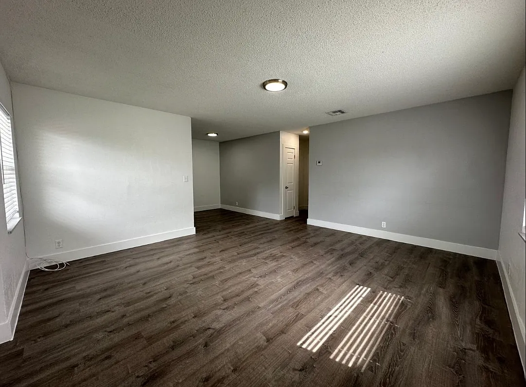 2 bed, 900 sqft, $1,795 — Photo 2