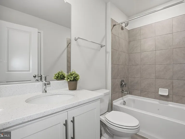 818 Bond St — Photo 20